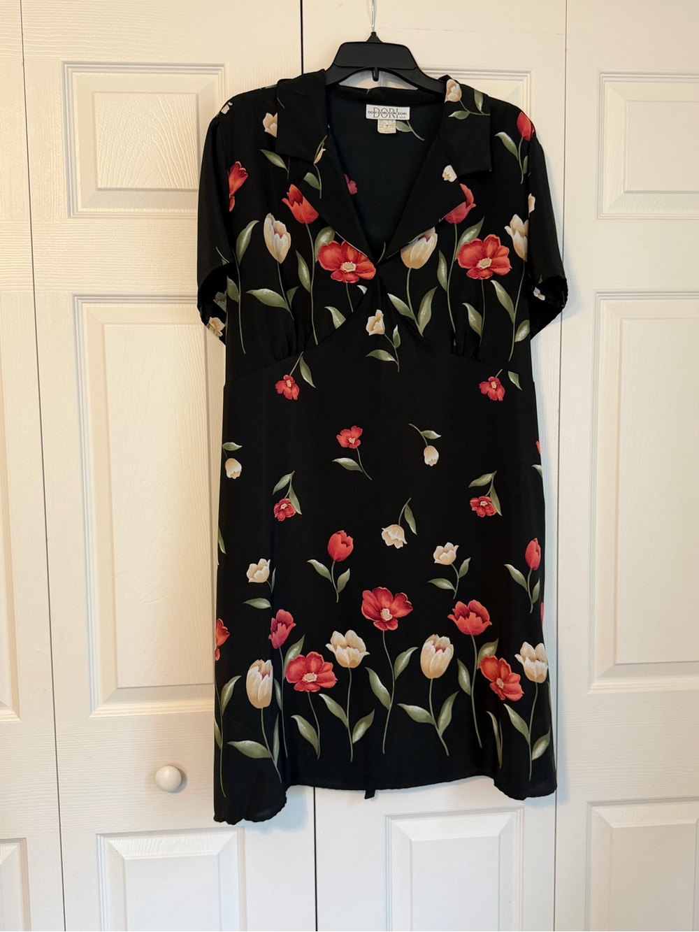 Vintage Black Floral V-Neck Short Sleeve Dress - Red & Cream Tulip Print